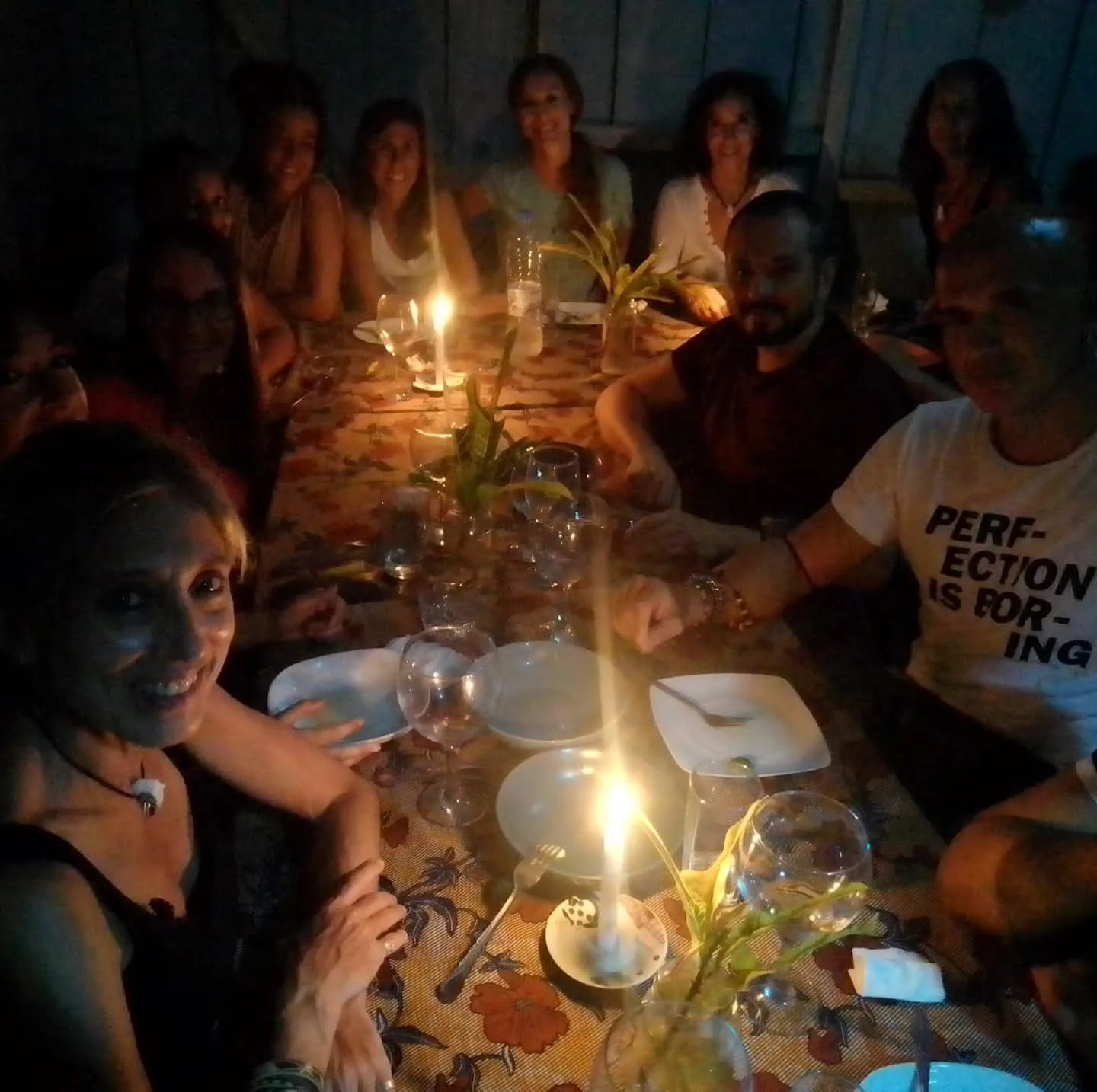Jantar à luz de velas com hóspedes